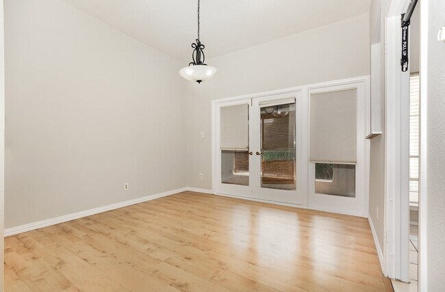 Building Photo - 10438 High Hollows Dr