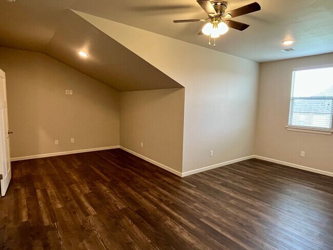 Building Photo - Large 3 Bed, 2 Bath in Beautifully Well-Ma...