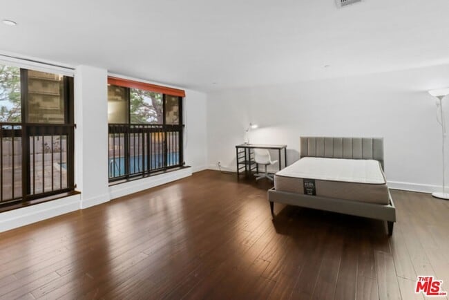 Building Photo - 10982 Roebling Ave