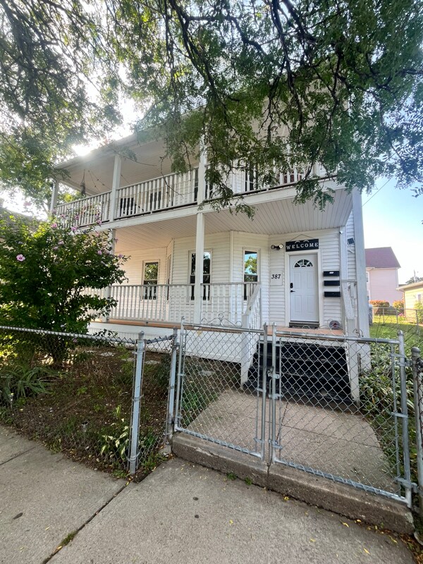 Primary Photo - 387 S Elm St