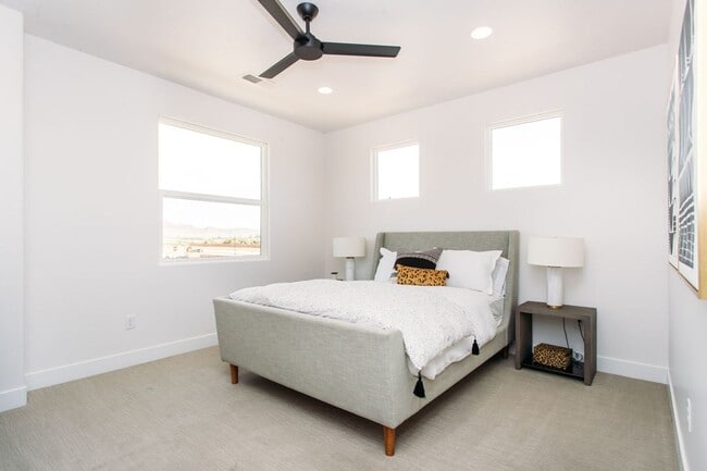 Building Photo - Newer End Unit Townhome in Woodland Estates