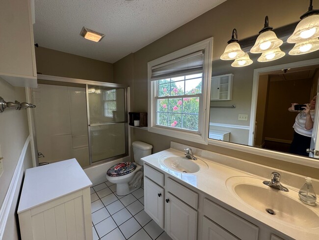 Building Photo - Large Weaverville Rental!