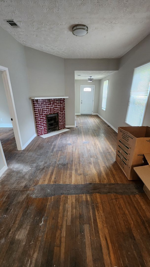 Building Photo - Cozy Home