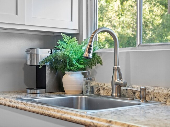 Building Photo - Comfort & Convenience in the Heart of Spokane (Furnished)