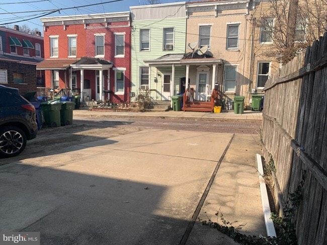 Building Photo - Amazingly renovated 3bd 2.5bth rarely avai...