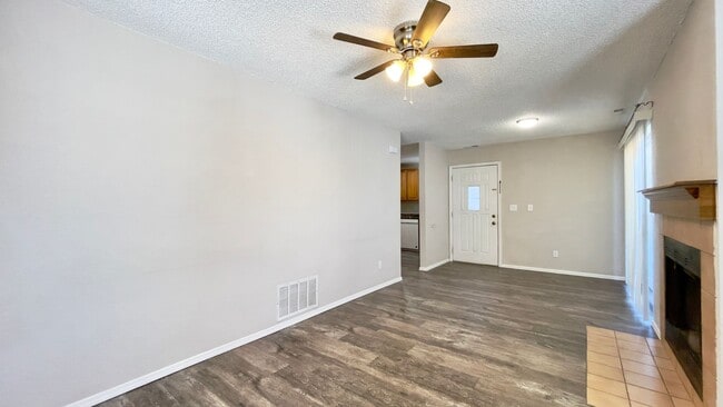 Building Photo - 1 Bedroom unit on Tampico for rent!