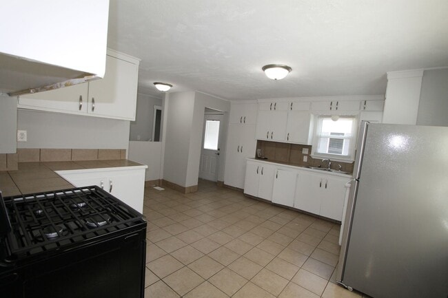 Building Photo - Large 5 Bedroom Home! Available Now.  Plen...