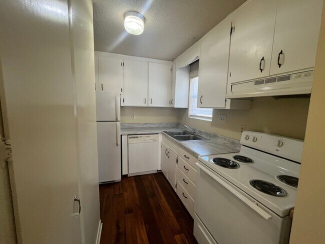 Building Photo - 1619 Victory St