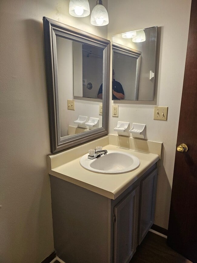 Building Photo - $1200 - Jefferson Square - Move in Special