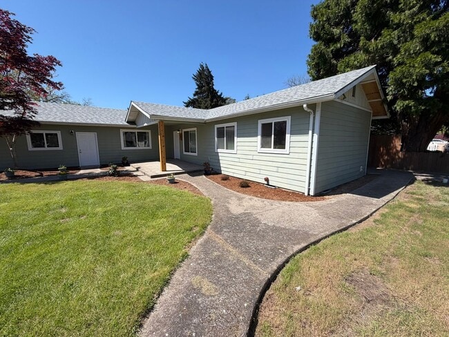 Building Photo - Beautiful 2 Bedroom on a Large Corner Lot!