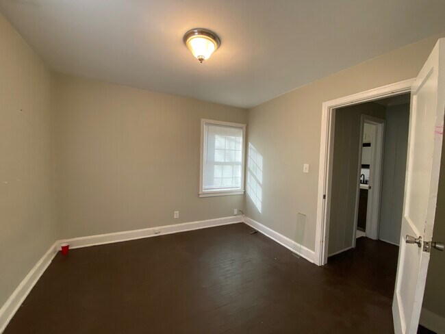 Building Photo - Room in Single Family Home on Remount Rd