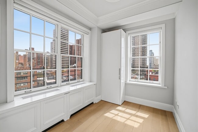 Building Photo - 141 E 88th St