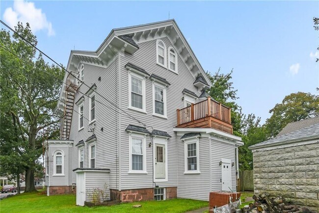 Building Photo - 5 Record St