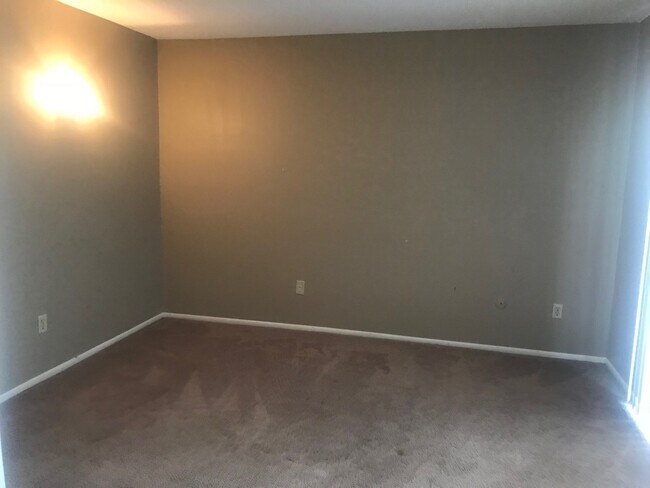 Building Photo - Centrally located 3 bedroom condo