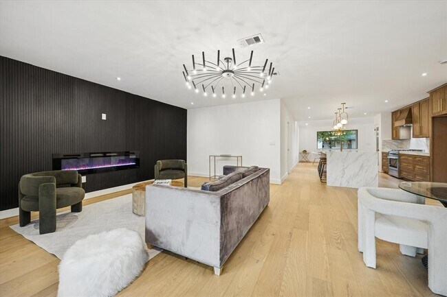 Building Photo - 1611 Ridgehaven Dr