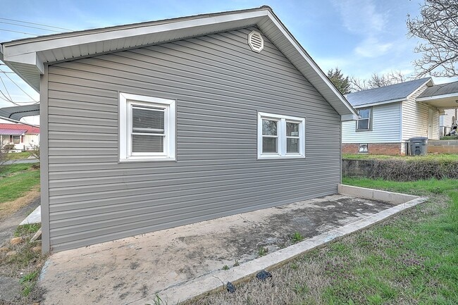 Building Photo - 1017 Fairview Ave