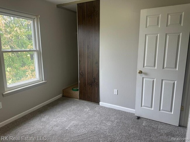 Building Photo - 2824 Roundtree Dr
