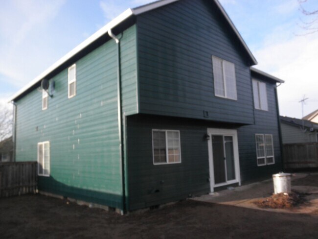 Building Photo - Extra features