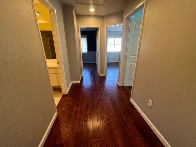 Building Photo - 4 Bedroom Townhome for Rent in Stevenson R...