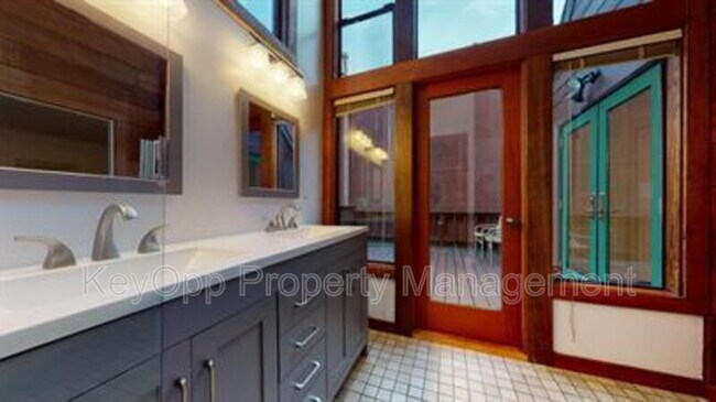 Building Photo - 450 28th Ave