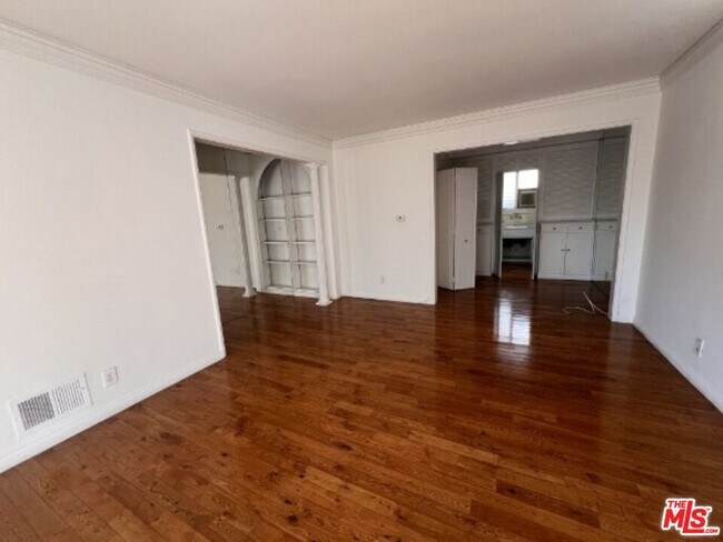 Building Photo - 1323 N Olive Dr