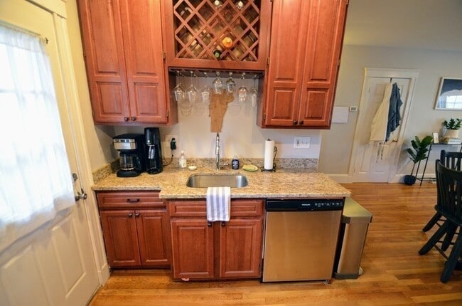 Building Photo - 103 Welles Ave