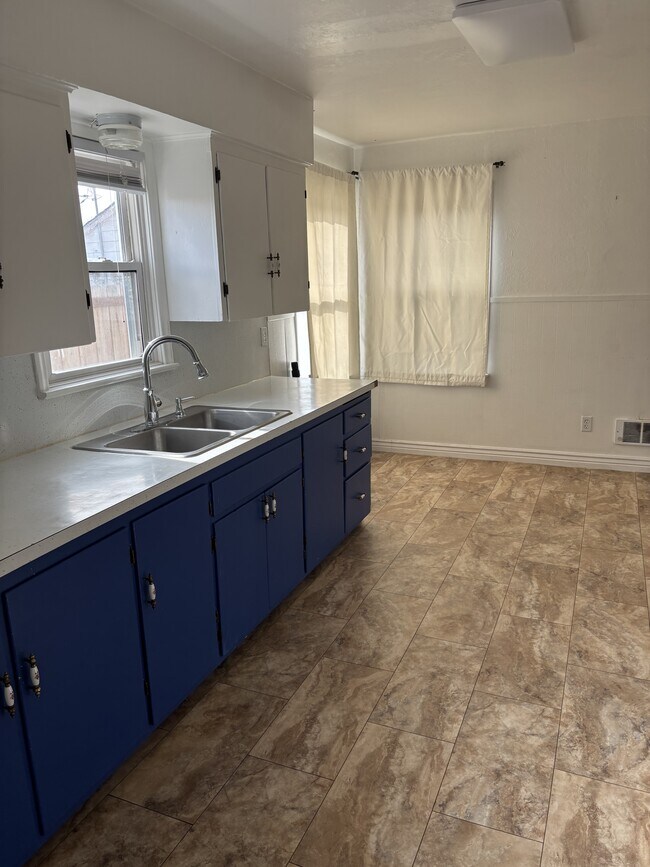 Building Photo - 394 Warren Ave