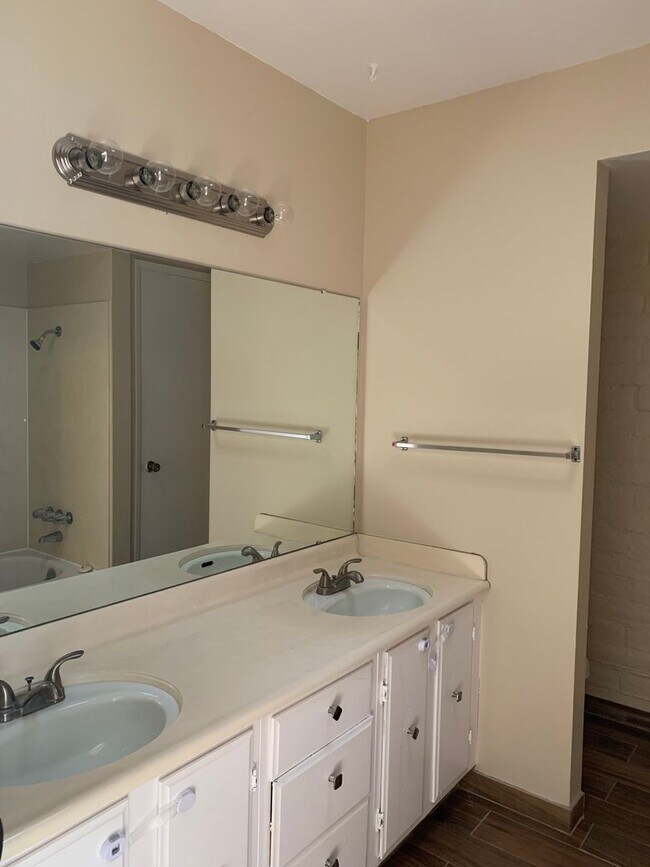 Building Photo - Tucson2875