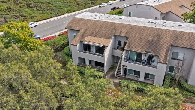 Building Photo - beautifully upgraded 2-bedroom, 1-bath condo in the highly desirable Bench Mark Villas Community