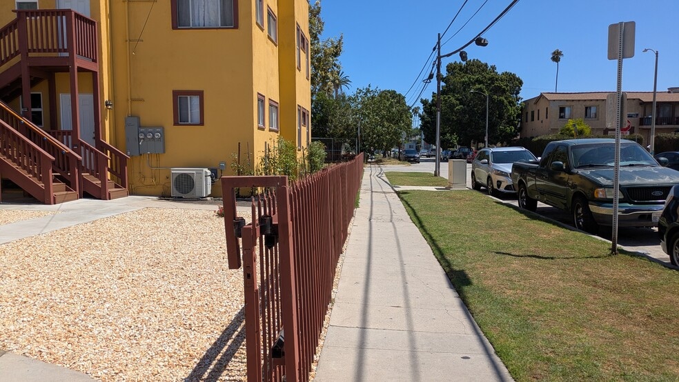 Drought Resistant Lawn - 2863 S Sycamore Ave