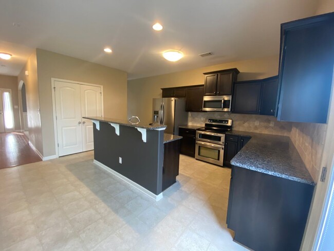 Building Photo - 118 Broomsedge Ln