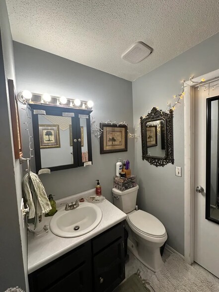 Jack-and-Jill Bathroom with individual sink and toilet for each of the two upstairs bedrooms - 1309 Ontario Cir