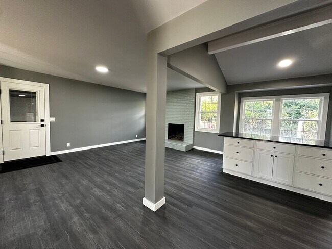 Building Photo - Fully Renovated in the Heart of Hendersonv...