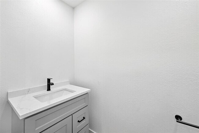 Building Photo - 815 Buckingham Pl