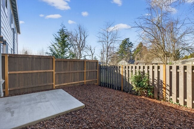 Building Photo - 15609 SE Meadowlark Ln