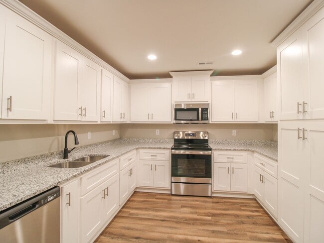 Building Photo - Modern 3BR/2BA Townhome in Lucas Ferry – G...