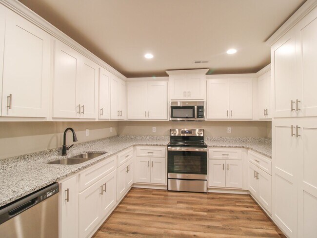 Building Photo - Nice Townhome in Athens City! $250 Amenity...