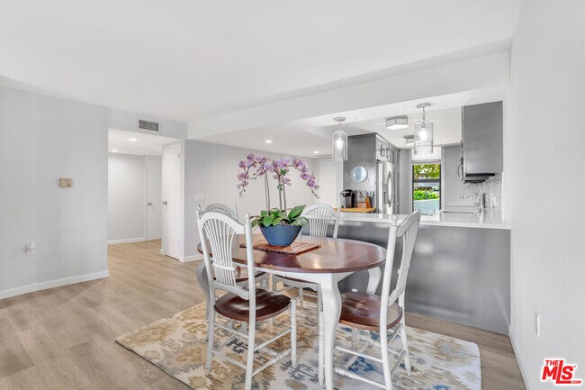 Building Photo - 4337 Marina City Dr