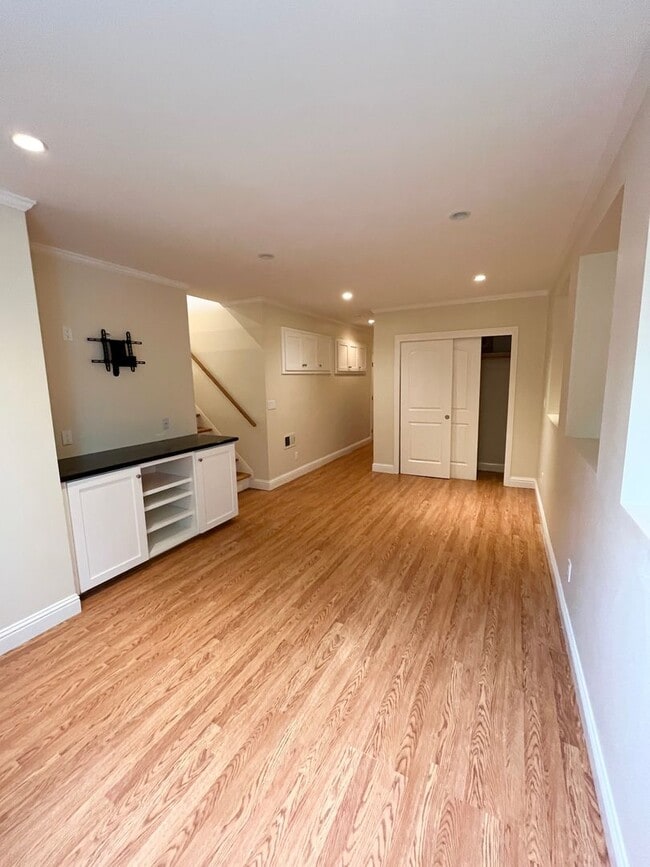 Building Photo - Spacious and Centrally Located, Pet Friend...