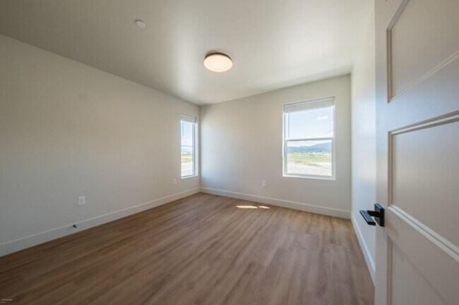 Building Photo - 2 bed 1 bath Modern Apartment - 1134 sqft (First month HALF off)