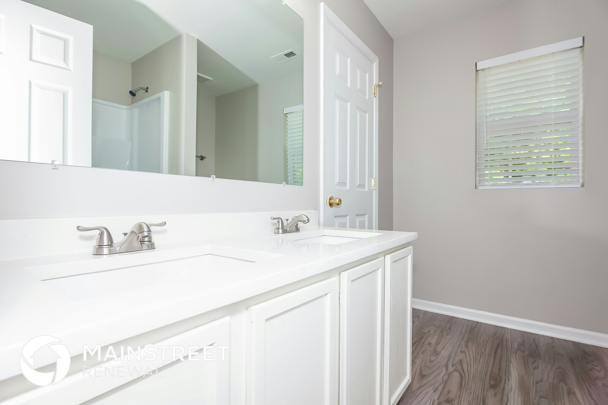 Building Photo - 5949 Hamilton Oaks Dr
