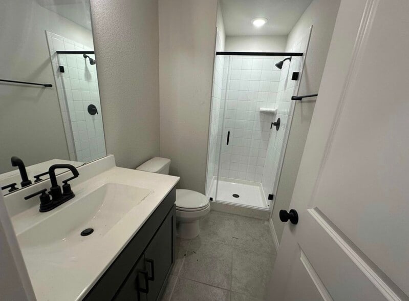 downstairs guest bath - 1020 Sienna Bear Rd