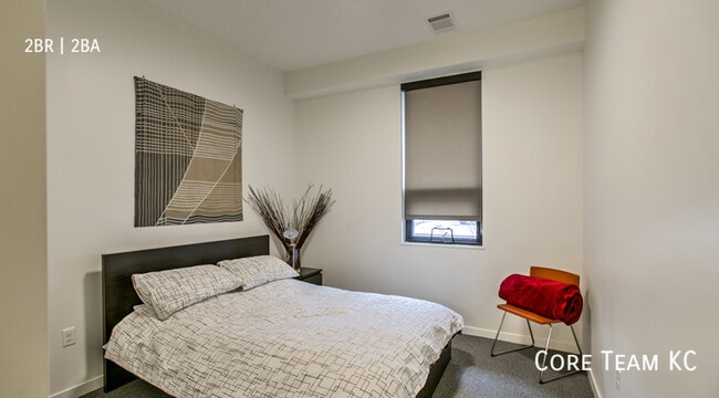 Building Photo - 662 E 63rd St