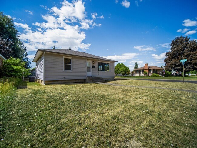 Building Photo - Charming Northwest Spokane Home | Minutes from Audubon Park & Downriver Golf Course