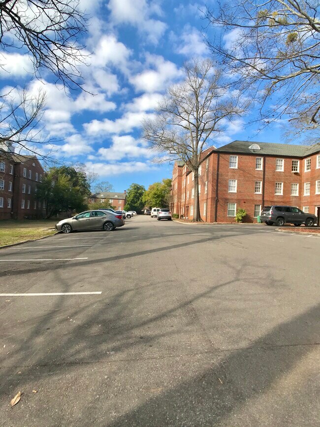 Middle parking lot - 2824 Thornhill Rd