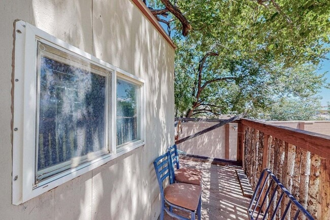 Building Photo - 501 Calle De