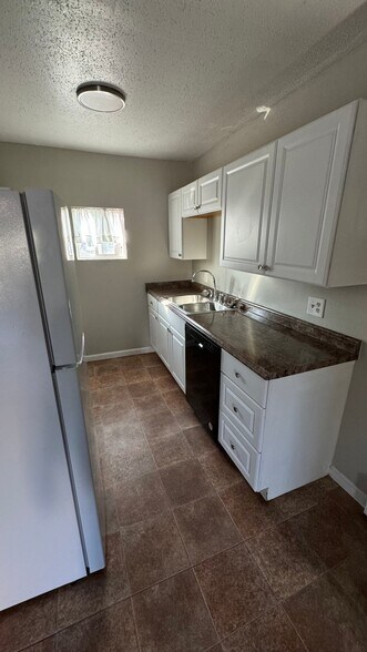 Building Photo - 635 10th Ave