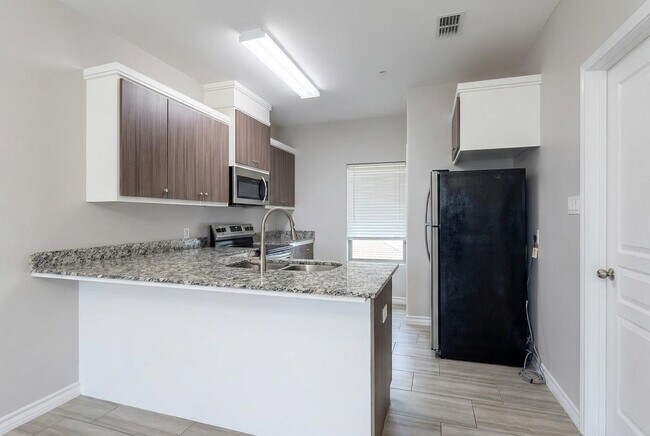 Building Photo - 5601 Cuenca Dr