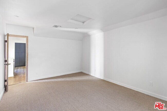 Building Photo - 2244 Talmadge St