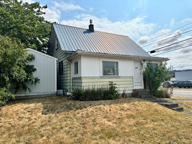 Building Photo - PRELEASING: Available September 2026! 3 bdrm/1 bath House!